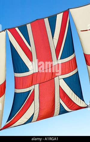 Union Jack con battenti bandiera di san Giorgio nella città di Londra Foto Stock