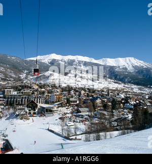 Vista guardando verso il basso sul centro del resort dalle piste, Chantemerle, Serre Chevalier, Hautes Alpes, sulle Alpi francesi, Francia Foto Stock
