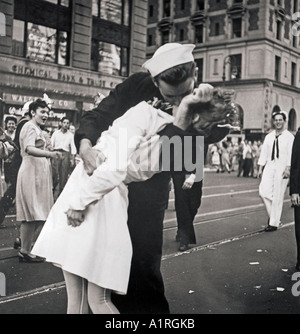 Il famoso bacio in New York City s Times Square il 15 agosto 1945 quando il Giappone ha annunciato la sua resa incondizionata Foto Stock
