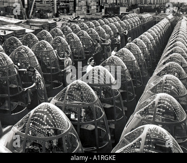 Le donne la costruzione di bombardieri in una fabbrica in California Foto Stock