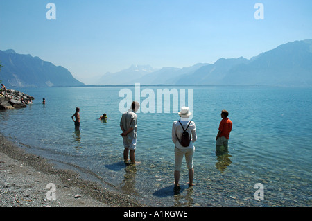 Pagaiando nel Lago di Ginevra vicino a Montreux, Svizzera. Foto Stock