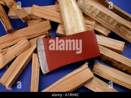 Rosso ax e legno tritato Foto Stock