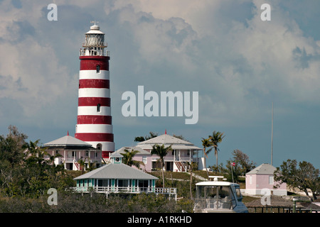 Luce Hopetown: il famoso rosso e bianco faro Hopetown sorge sopra una vela occupato e power boat harbour riempito Foto Stock
