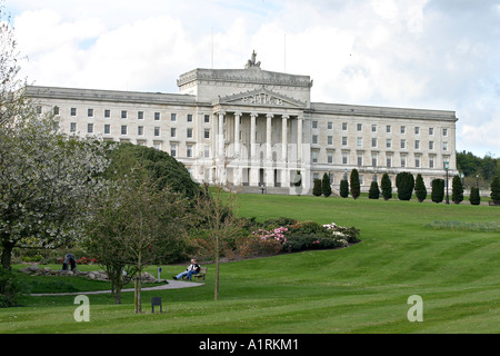 Stormont Castle: talvolta sede dell Irlanda del Nord s il parlamento circondato dai suoi ben tenuti giardini verdi Foto Stock