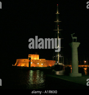 Campi illuminati da Fortezza di San Nicola di Rodi il vecchio porto di notte Foto Stock