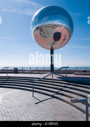 Il più grande sfera dello specchio nel mondo sul lungomare di Blackpool Foto Stock