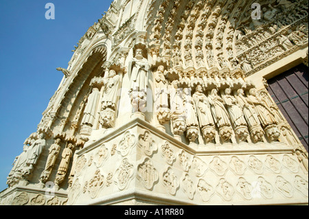 Il carving dettagli facciata ovest la cattedrale di Amiens Francia Foto Stock