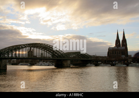 Colonia vista sul fiume Reno alla Cattedrale ed alla città della Renania settentrionale-Vestfalia Germania Foto Stock