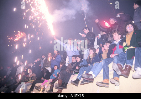 Il veglione di Capodanno celebrazioni sul muro di Berlino 1989 Foto Stock