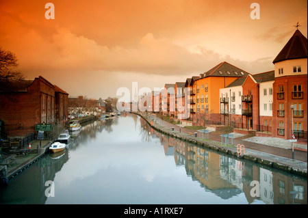 Sera d'inverno fiume Wensum e Riverside da Novi Sad Bridge Norwich Regno Unito Foto Stock