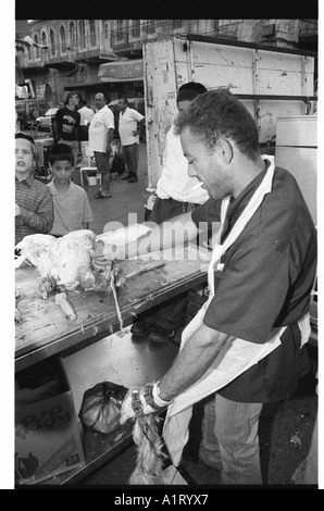 La macellazione di un pollo durante la preghiera Kaparot Mea Shearim a Gerusalemme Foto Stock