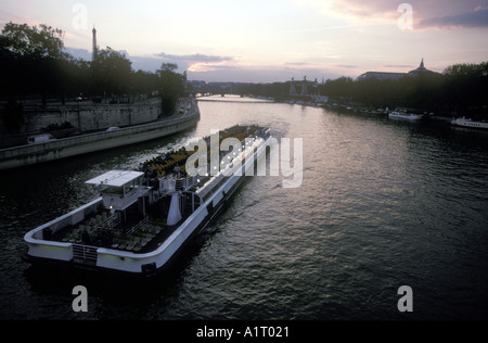 Una chiatta turistica sulla Senna a Parigi Francia Foto Stock