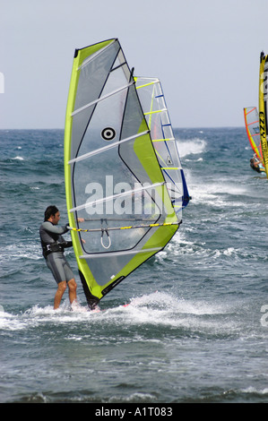 Windsurf off il nord della costa di Lanzarote Foto Stock