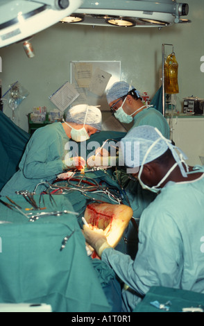 Signora chirurgo azionando Quadruple bypass cardiaco Foto Stock