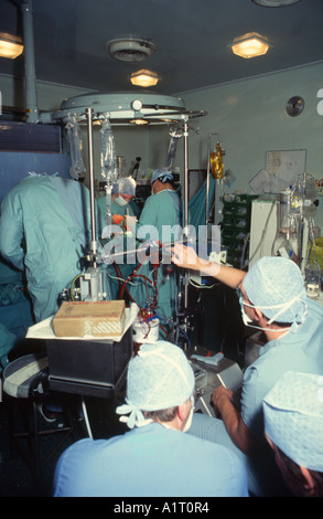 Teatro operativo con il team facendo un bypass cardiaco Foto Stock