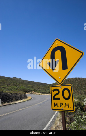 Curve strette sul cratere Rd attraverso Haleakala National Park, Maui, Hawaii, STATI UNITI D'AMERICA Foto Stock