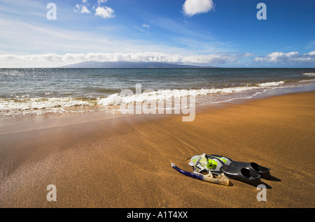 Le pinne, snorkeling e maschera sul Kahana Beach, Maui, Hawaii, USA (agosto 2006) Foto Stock