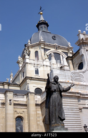 Statua di Papa Giovanni Paolo II fuori della Cattedrale di Almudena Madrid Spagna Europa UE Foto Stock