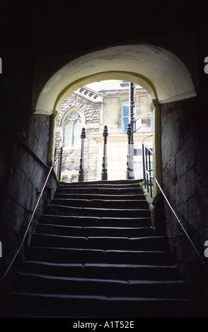 Passaggio scuro con gradini in pietra che conduce fino alla Paragon Bath Spa, Somerset, Inghilterra, Regno Unito Foto Stock