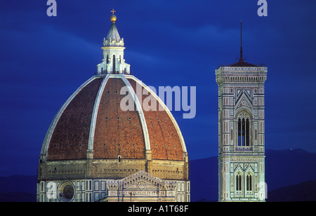 II Duomo II Campanile di notte a Firenze Toscana Italia Foto Stock