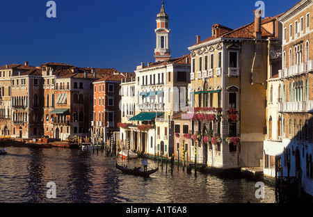 Le gondole del Canal Grande nr Rialto Venezia Italia Foto Stock