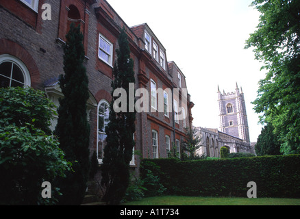 Vecchia scuola di grammatica e chiesa Dedham Essex Inghilterra Foto Stock