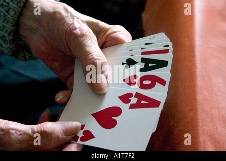 La zia Fran età 92 giocando con grandi carte di stampa affetti da degenerazione maculare. Edina Minnesota USA Foto Stock