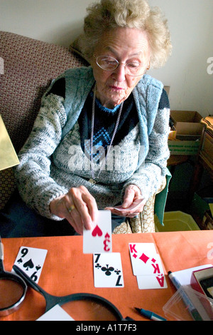 La zia Fran età 92 giocare al solitario con grandi carte di stampa affetti da degenerazione maculare. Edina Minnesota USA Foto Stock