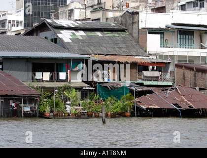 Alloggiamento lungo il Fiume Chao Phraya a Bangkok in Tailandia Foto Stock
