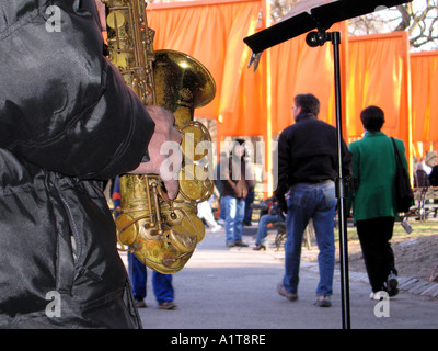 Il sax suona di fronte ai cancelli di Christo e Jeanne Claude nella città di New York, in zona Central Park Foto Stock