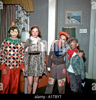 USA 1950's Halloween Group Ritratto, con giovani adolescenti vestito vintage Photo, foto di famiglia, immagini retrò, vecchie fotografie di famiglia, tempo libero, retro Foto Stock