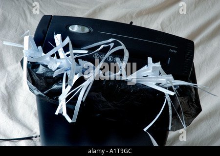 Piccoli " DISTRUGGIDOCUMENTI " usato in casa con la carta tagliuzzata 'apparecchiature per ufficio' Foto Stock