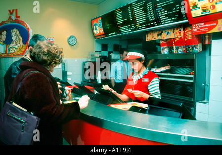 Parigi, Francia, Teen francese femminile che lavora nel fast food, clienti al banco pagante, Francia studentesca, lavori per adolescenti, lavoratori adolescenti Foto Stock