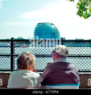Londra Inghilterra, Municipio di Londra su 'Tamigi' con vista posteriore, coppia Senior seduta, cercando Foto Stock