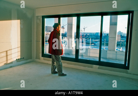 Parigi Francia, Man Inside Looking Out of Window City, durante la costruzione di appartamenti di lusso, appartamenti di nuova costruzione, costruzione di appartamenti francia, Foto Stock