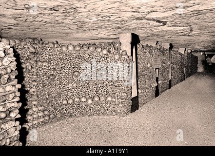 Parigi Francia, passaggi sotterranei con il cimitero sotterraneo "le catacombe" scoprono luoghi insoliti Foto Stock