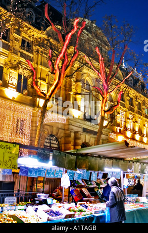 Parigi Francia, Scene di strada, Donna fare la spesa su 'Place Baudoyer' al Mercato degli Agricoltori, decorazioni di notte Foto Stock