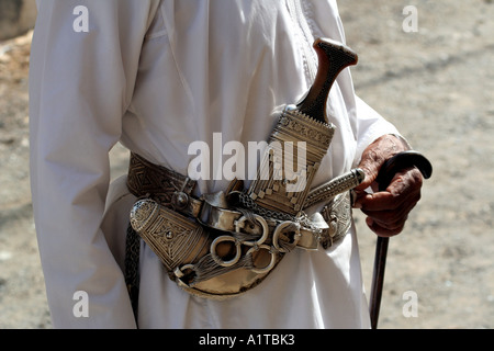 Il vecchio uomo Omani indossando un khanjar in un suk in Sinaw, vicino a Nizwa, Oman Foto Stock