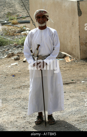 Il vecchio uomo che indossa un tradizionale khanjar coltello in un suk in Sinaw, vicino a Nizwa, Oman Foto Stock