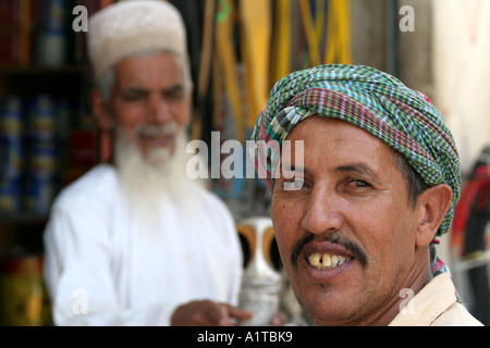 Due uomini arabi in Abbigliamento tradizionale al Souq in Sinaw, vicino a Nizwa, Oman Foto Stock