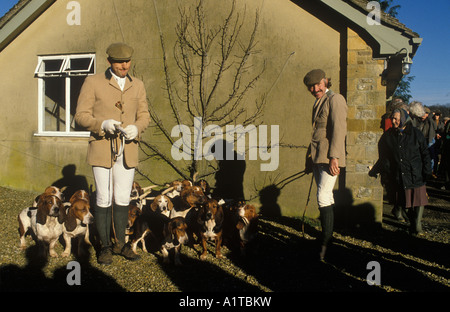 Lepre da caccia i quattro Shires Basset Hounds si incontrano presso Church Farm Steeple Barton Oxfordshire Inghilterra anni 1990 Regno Unito circa 1995 HOMER SYKES Foto Stock