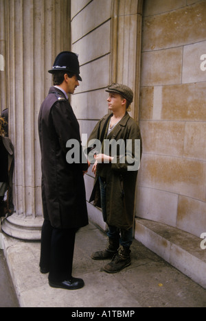 Fermatevi alla dimostrazione dimostrativa della Citta' contro il capitalismo City of London Inghilterra 27 settembre 1984 i giovani vestivano il berretto piatto da eroe della classe operaia. Anni '1980 Regno Unito Foto Stock