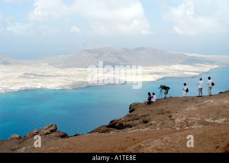 Fotografo linee fino a shot sull isola di Graciosa dal Mirador del Rio a Lanzarote guardato da vacanzieri Foto Stock