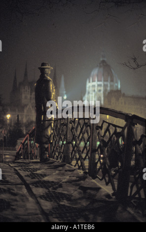 Neve in Budapest su una statua di Imre Nagy, un eroe nazionale in Ungheria per il suo ruolo nel fallito anti-sovietico di rivoluzione del 1956 Foto Stock