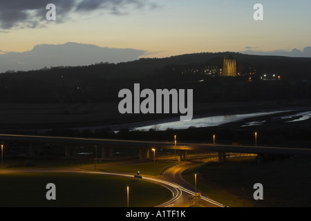 Sentieri di luce sul cavalcavia di Shoreham / interscambio con Lancing College in background - Shoreham dal mare, West Sussex, Regno Unito. Foto Stock