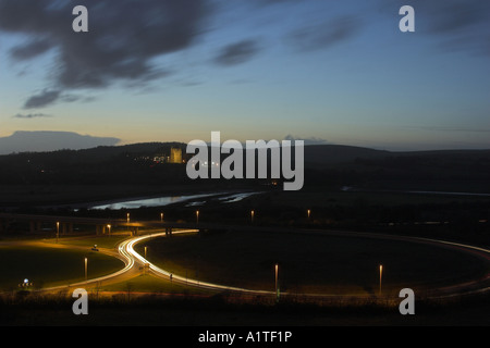 Sentieri di luce sul cavalcavia di Shoreham / interscambio con Lancing College in background - Shoreham dal mare, West Sussex, Regno Unito. Foto Stock