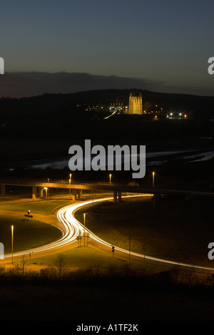 Sentieri di luce sul cavalcavia di Shoreham / interscambio con Lancing College in background - Shoreham dal mare, West Sussex, Regno Unito. Foto Stock