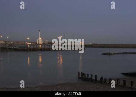 Shoreham Harbour al crepuscolo - Shoreham-da-Mare, West Sussex, in Inghilterra, Regno Unito. Foto Stock