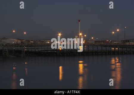 Shoreham Harbour al crepuscolo - Shoreham-da-Mare, West Sussex, in Inghilterra, Regno Unito. Foto Stock