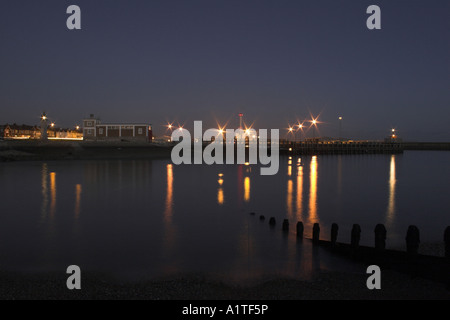 Shoreham Harbour al crepuscolo - Shoreham-da-Mare, West Sussex, in Inghilterra, Regno Unito. Foto Stock